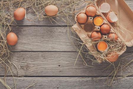 新鲜的棕色的卵采用尤指装食品或液体的硬纸盒向乡村的木材背景