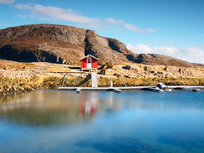 红色的小船房屋在码头,多岩石的岛,挪威.传统的红色的where哪里
