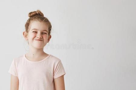 幸福的小的女孩和亚麻色的长的头发采用圆形的小面包或点心头发style有趣的same同样的