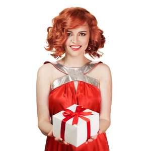 肖像关于微笑的红色的头发女人佃户租种的土地赠品盒.照片