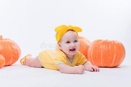 漂亮的婴儿女孩采用一黄色的身体和一黄色的弓向她he一d