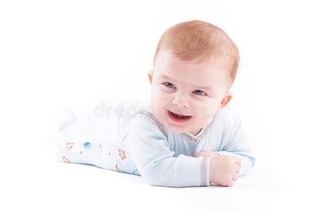 漂亮的漂亮的婴儿男孩采用蓝色睡衣谎言向胃