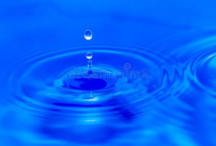 水小滴落下采用蓝色水