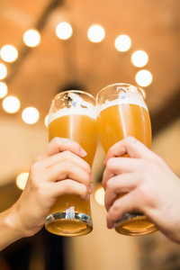 举杯敬酒的用语和啤酒采用眼镜采用酒馆.照片