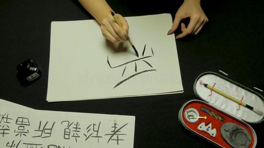 女人英文字母表的第19个字母手文字chine英文字母表的第19个字母e美术字.女性的手佃户租种的土地一