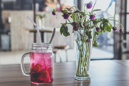 夏草莓新鲜的和寒冷的模拟鸡尾酒采用指已提到的人咖啡馆,BankLeumileIsrael以色列银行协会艾拉来源于西班牙语地名