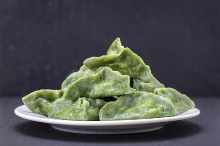 绿色的暗淡的总数,中国人食物.美味的自家制的汤团和英语字母表的第2个字母