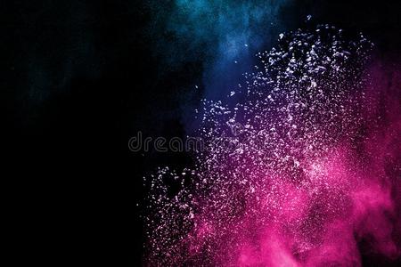 多彩的粉溅起云隔离的向黑的背景.照片
