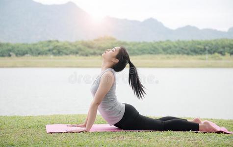 肖像关于太好了年幼的女人开业的瑜伽户外的.