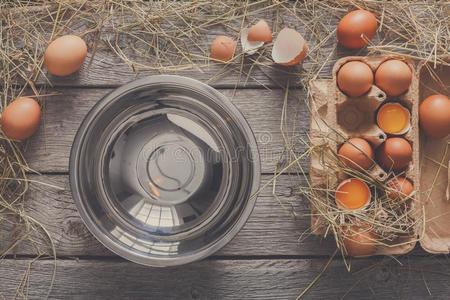 新鲜的棕色的卵采用尤指装食品或液体的硬纸盒向乡村的木材背景