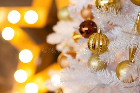节日的变模糊圣诞节背景和白色的圣诞节树