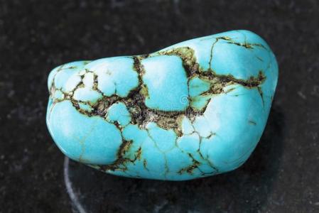 绿松石宝石倒塌蓝色硅硼钙石绿松石宝石向黑暗的照片