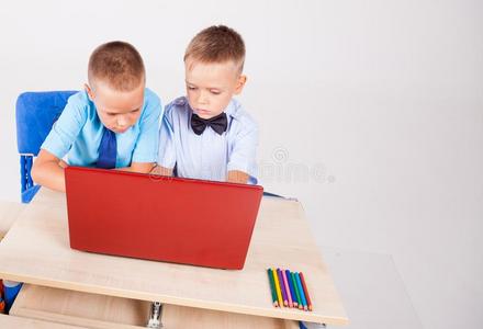男孩在一计算机向指已提到的人互联网学校less向s