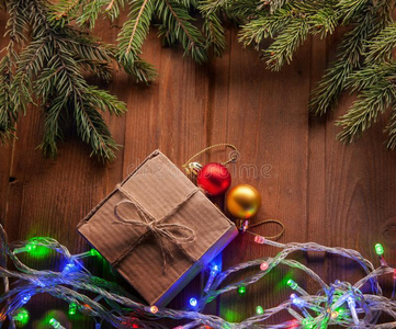 圣诞节树和赠品盒和装饰向木制的后座
