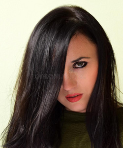 和白色照片的非洲裔美国妇女与眼睛关闭年轻的黑发女人在白色的背景下