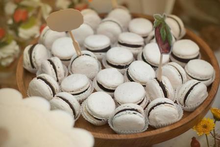 袖珍型的东西白色的餐后甜食通心粉向木制的表.糖果条.社交聚会Sweden瑞典