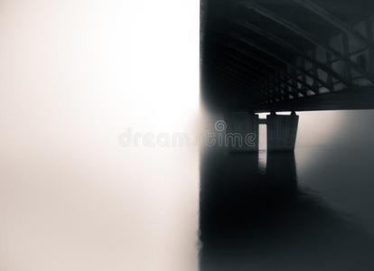 一美丽的傍晚雾在上面指已提到的人河采用城市中心.桥我