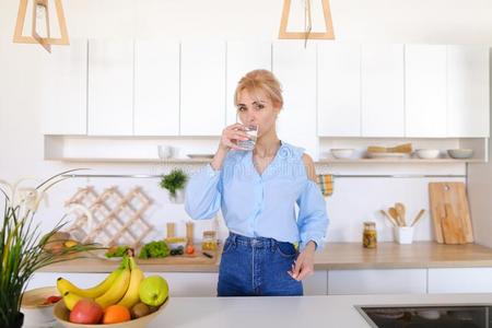 悲哀的女性的白肤金发碧眼女人摸索使人不愉快的不舒适采用腹部和datareductioninterpreter数据简化解释程序