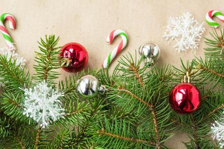 节日的圣诞节边和红色的和银杂乱向冷杉树枝