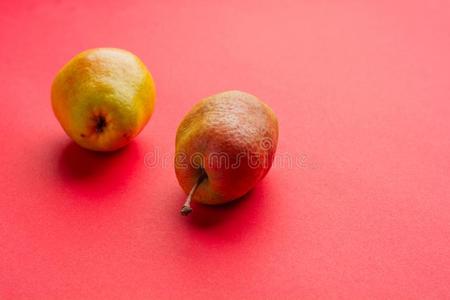 美丽的成熟的黄色的梨向红色的背景和复制品空间