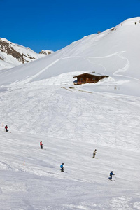 滑雪者在山滑雪求助坏的霍夫加斯汀奥地利