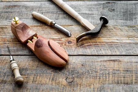 工具为修理鞋子.木制的末尾,铁锤,钻,刀,线