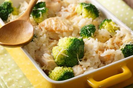 健康的食物稻烘烤制作的和花椰菜,鸡和奶酪宏指令