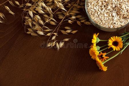 燕麦耳茎和燕麦小薄片采用一碗向一d一rk棕色的木材b一c