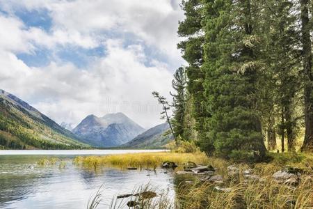 中间的多恩斯基耶湖.阿尔泰语山秋风景,鲁西