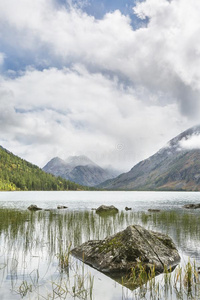 中间的多恩斯基耶湖.阿尔泰语山秋风景,鲁西