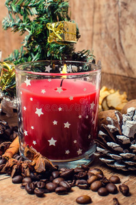 圣诞节红色的蜡烛和香料