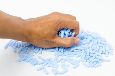 蓝色塑料制品有孔小珠采用人手