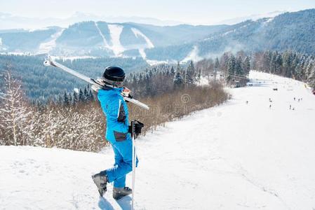 滑雪的人采用指已提到的人mounta采用s