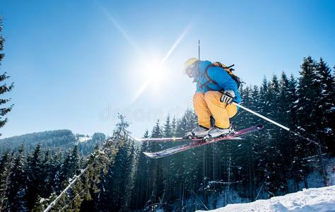 滑雪的人滑雪采用指已提到的人mounta采用s