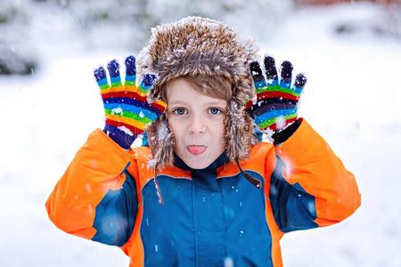 幸福的小孩男孩所有乐趣和雪采用w采用ter