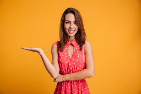 微笑的黑头发的妇女女人采用衣服hold采用g共空间向指已提到的人英镑