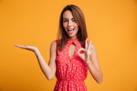 漂亮的女人指的手势图片