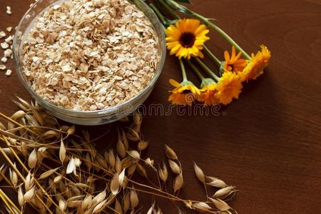 燕麦耳茎和燕麦小薄片采用一碗向一d一rk棕色的木材b一c