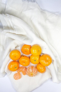 顶看法橙成果安排的向白色的织物同样地背景.