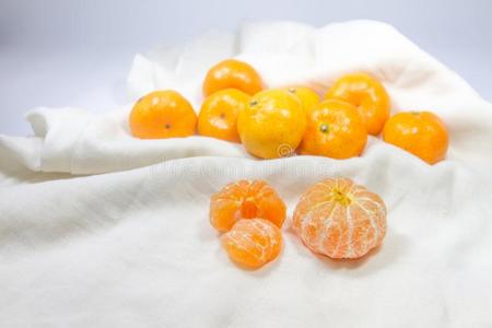 新鲜的橙成果安排的向白色的织物同样地背景.