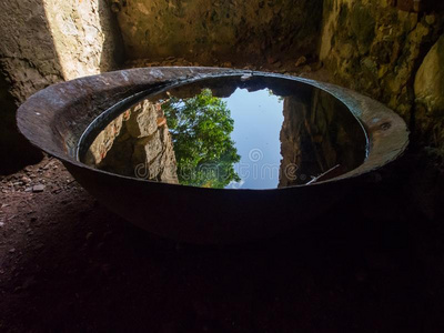 礁湾食糖磨坊内部,老的金属碗反映,SaoTomePrincipe圣多美和普林西比.Johann汉斯