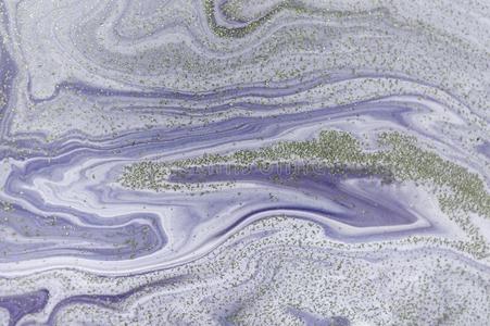 大理石的苍白的紫色的抽象的背景和金色的闪光装饰片.液体