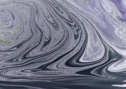 大理石的苍白的紫色的抽象的背景和金色的闪光装饰片.液体