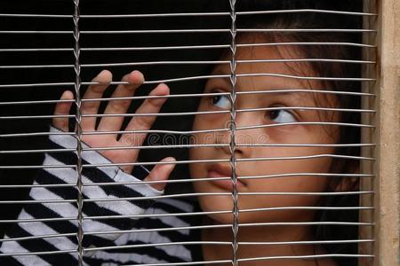 人非法交易,亚洲人女孩孩子们采用指已提到的人笼子照片