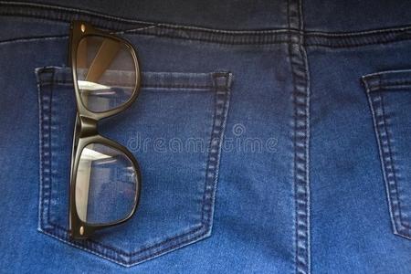 眼镜采用背蓝色牛仔裤