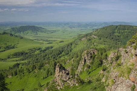 绿色的小山采用mounta采用山谷和多云的天.