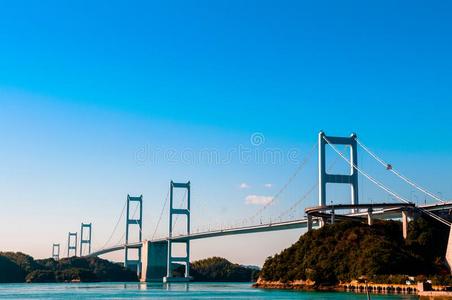 福岛海峡桥嗯黑色亮漆向清楚的蓝色天一天