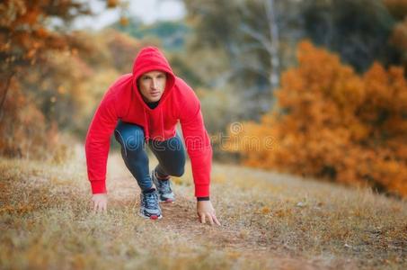 一苗条的运动员的慢跑锻炼者男人在指已提到的人开始准备的向跑向指已提到的人