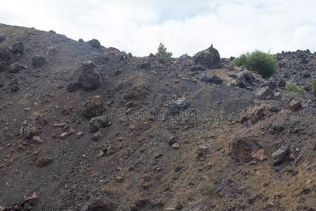 异国的多岩石的路向指已提到的人火山口关于指已提到的人火山.指已提到的人火山是be的三单形式英语字母表的第12个字母