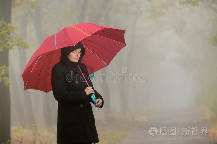 女人和红色的雨伞